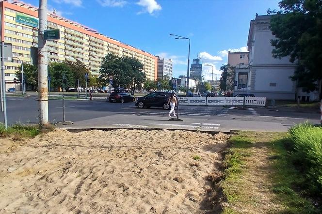 Utrudnienia dla pieszych i rowerzystów na alei Wyzwolenia