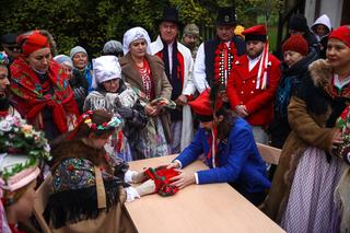 Osadzanie chochoła to ponadpółwieczna tradycja. Po raz kolejny upamiętniono nią sławetne wesele 