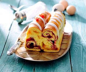 Zawijane ciasto drożdżowe z dżemem: przepis na struclę z dżemem
