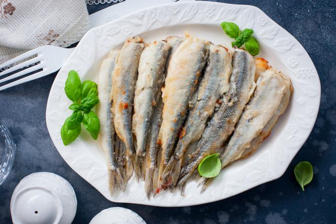 Drobne rybki z patelni: jak smażyć rybki patelniaki krok po kroku