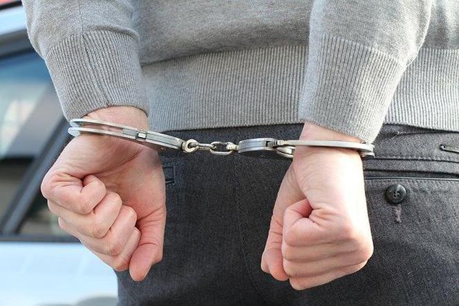 Koszalińska policja aresztowała 23 - latka za kradzież i atak na ekspedientkę 