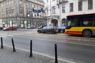 Po zmianie ruchu w centrum Wrocławia kierowcy pchają się prosto pod tramwaje!