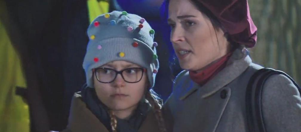 Barwy szczęścia odc. 1883. Żona Krzepińskiego Marta (Weronika Lewoń) i jego córka Sara (Julia Wasilewska)