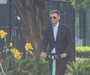 Ryszard Petru na hulajnodze