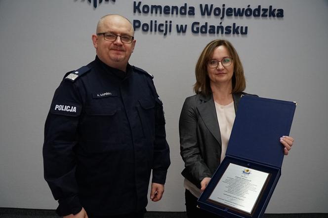 Senior z Gdańska chciał przelać pieniądze oszustom. Pracownica poczty była czujna i zadzwoniła na policję