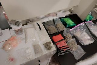 Pościg jak z filmu w Warszawie! W BMW środki odurzające i broń! Zobacz, co grozi zatrzymanej parze! 