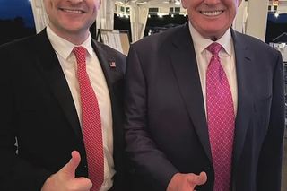 Szok na spotkaniu z Trumpem. Jego człowiek nagle upadł! Wszystko się nagrało