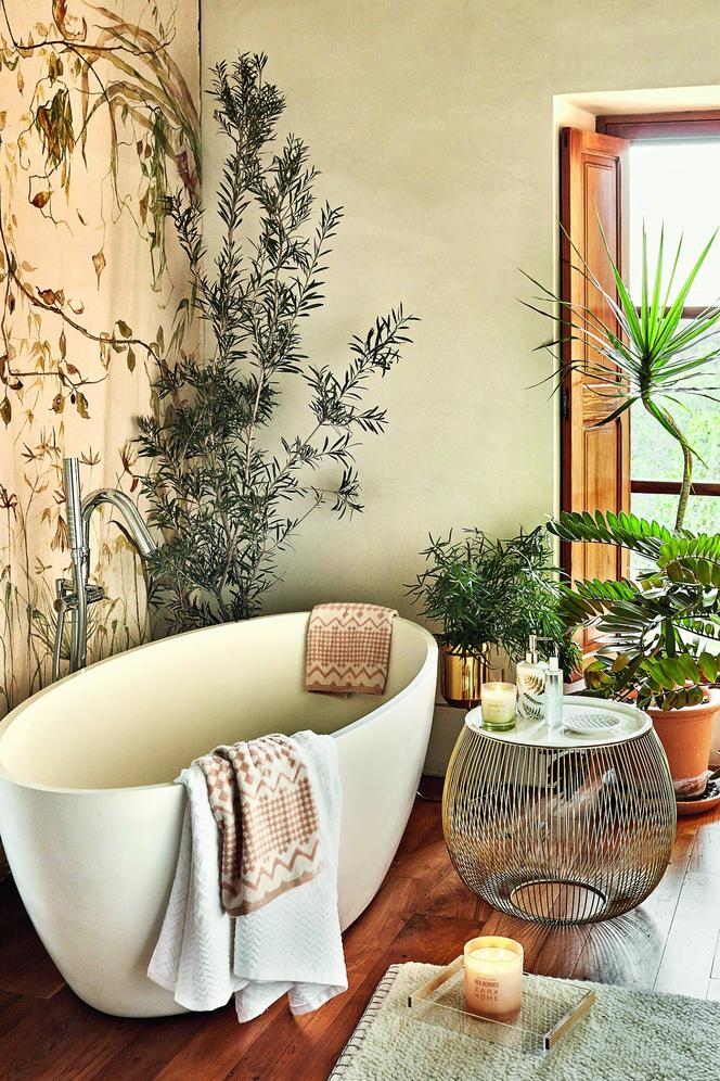 Łazienka bez płytek na ścianie – tapeta i farba