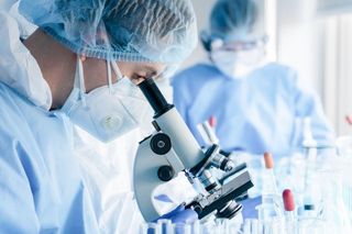WHO alarmuje: nowy wariant COVID-19 rozprzestrzenia się po świecie