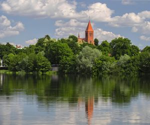 To miasteczko w województwie kujawsko-pomorskim leży na brzegu dwóch jezior. Przez wieki nękały je pożary