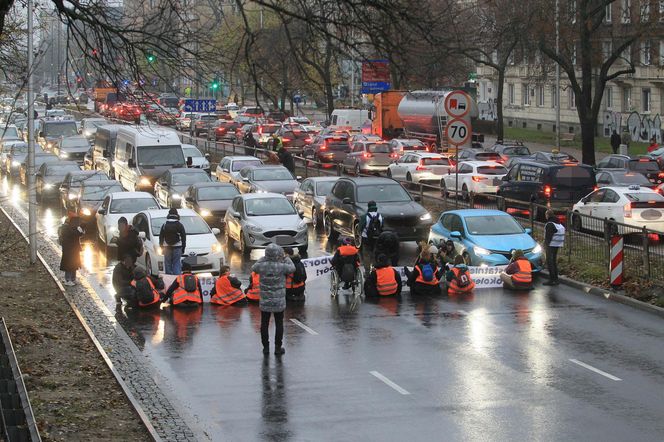 Ostatnie Pokolenie zablokowało Wisłostradę. Furia kierowców. Matka chorego dziecka błagała o przejazd