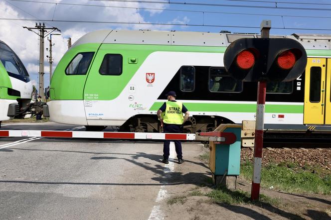 Kierowcy łamią przepisy, więc PKP chciało zamknąć rogatki w Ołtarzewie. Nie wyszło! 