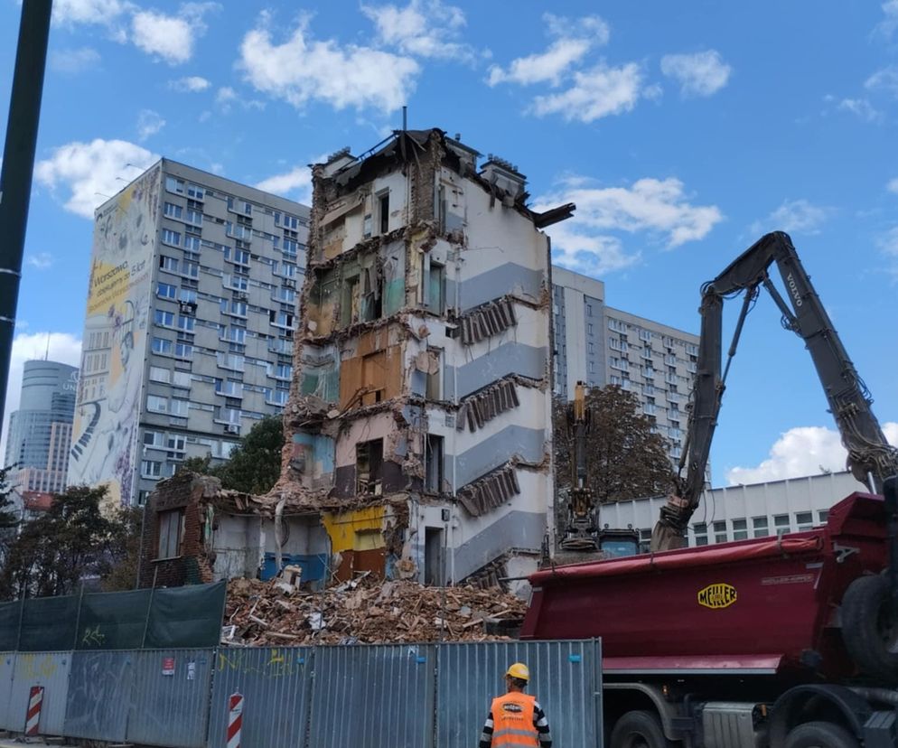 Kamienica znana z filmu Barei znika z panoramy Warszawy. Trwa rozbiórka