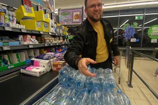 Strażacy-ochotnicy zorganizowali zbiórkę dla powodzian. „Udało się zapełnić tira po brzegi” [ZDJĘCIA]