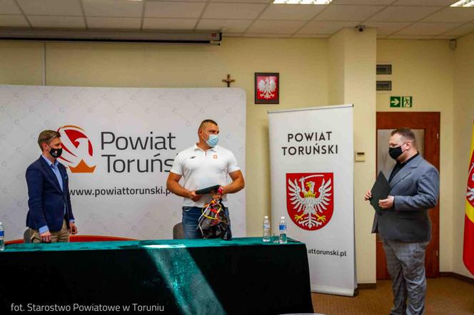 Sportowiec Piotr Kąkol z gminy Obrowo dumą regionu. Gratulacje posypały się w Starostwie Powiatowym