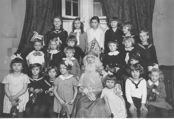 Katowice. Fotografia grupowa dzieci ze św. Mikołajem. Rok 1934
