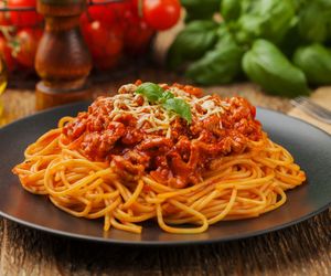 Spaghetti bolognese: przepis na włoskie danie dla 4 osób