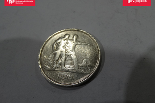 Ponad 100 monet i odznaczeń wojskowych ukryto na dnie walizki