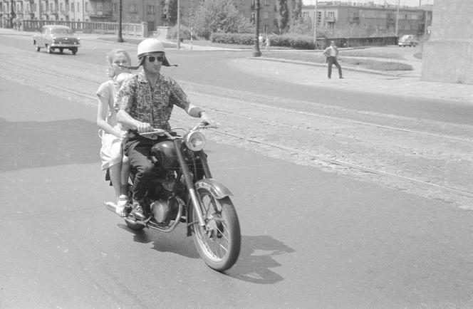 Para na motocyklu WFM na moście Poniatowskiego w Warszawie, 1960.