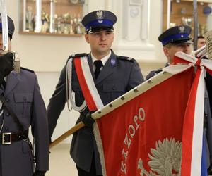 W lubelskiej policji jest więcej mundurowych. Za nimi uroczyste ślubowanie