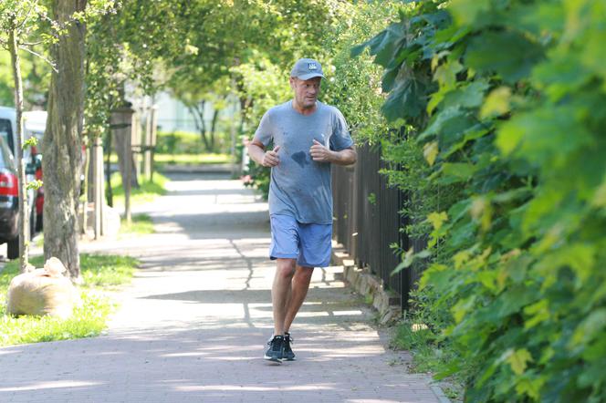 TUSK BIEGA W TRÓJKĄCIE.