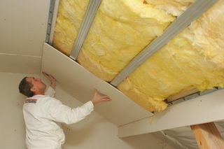 Ocieplenie poddasza wełną mineralną, styropianem... 3 sposoby izolacji w zależności od materiału i więźby