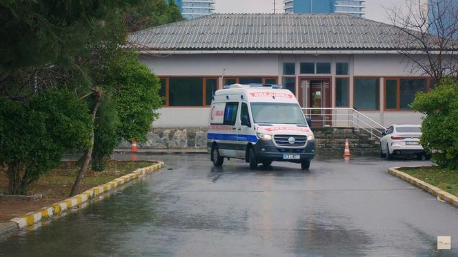 Matka i córka znów się mijają! Dramatyczne sceny przed szpitalem