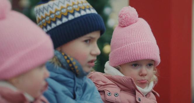 	Święta w M jak miłość odcinek specjalny.Misiek (Aleksander Bożyk), bliźniaczki Emilka i Zuzia (Julia,Marcelina Kempka)