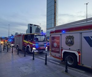 Wdrapał się na szczyt wieżowca w Warszawie