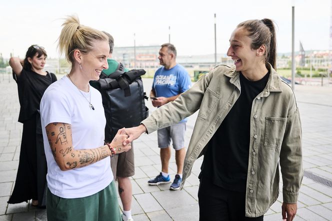 W Gdańsku odsłonięto pomnik piłkarki - superbohaterki