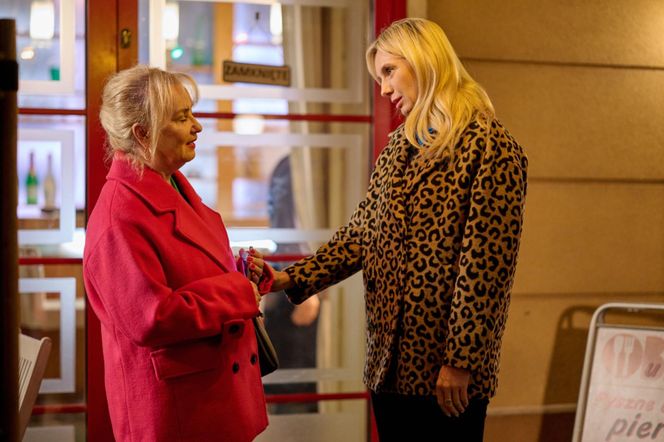 Na Wspólnej, odc. 3999. Monika (Sylwia Gliwa), Roża (Halina Rasiakówna) 