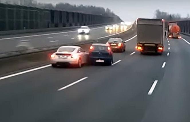 Dachowanie na autostradzie A4. Kobieta wymusiła pierwszeństwo