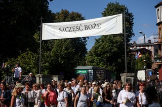 Na pielgrzymkach organizuje randki w ciemno. Jest jeden on, trzy one