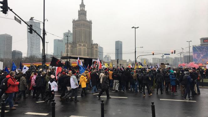 Protest 13.12.2020: tłumy na ulicach Warszawy. Rozpoczął się zapowiadany strajk [GALERIA]