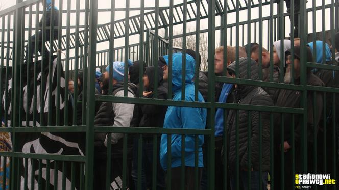 Skandal na meczu. Kibice Hutnika Kraków trzymani... w klatce niczym dzikie zwierzęta