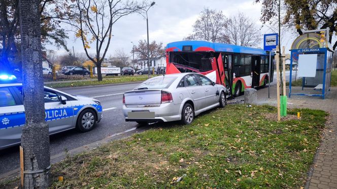 Wypadek w Puławach. 53-latek z 1,6 promila wjechał w autobus miejski