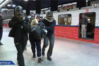 Niebezpieczny przestępca zatrzymany przez CBŚP w warszawskim metrze! [WIDEO]
