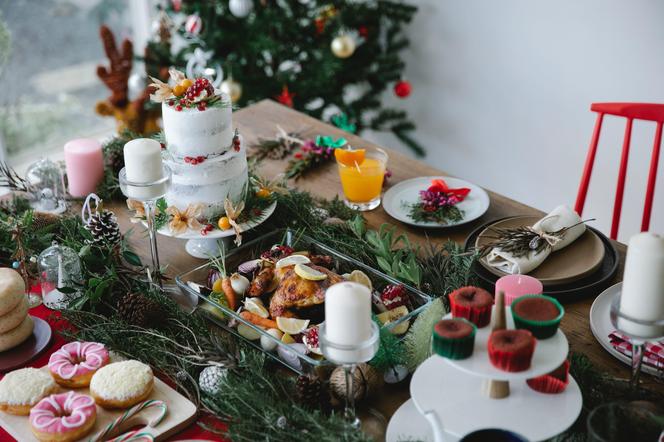 Dekoracje świąteczne na stół wigilijny. Jakie ozdoby wybrać? Co z serwetkami? Zobacz przepiękne stoły na święta 2023