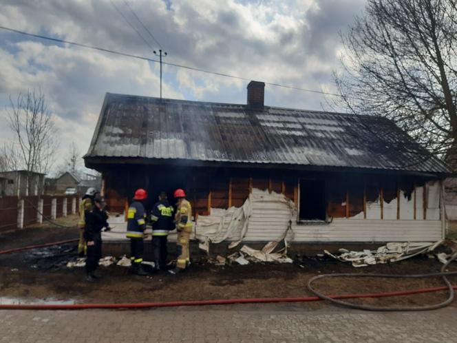 Zabłudów. Tragiczny pożar domu. W środku znaleziono zwłoki mężczyzny [ZDJĘCIA]