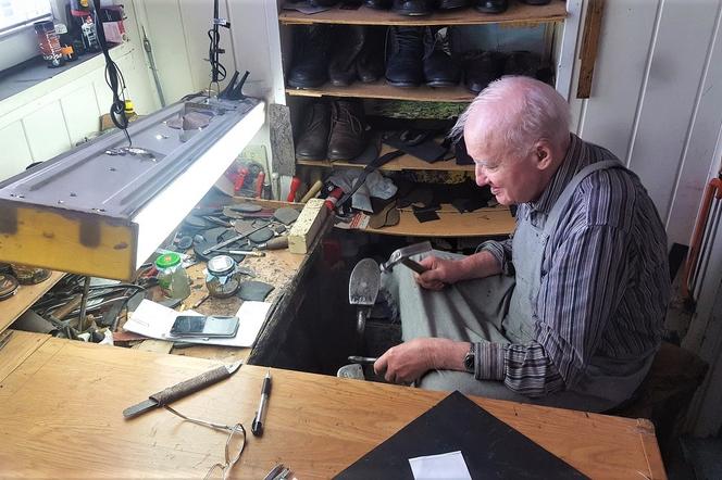 Takich rzemieślników ze świecą szukać. 90-letni szewc z Bełchatowa wciąż w formie!