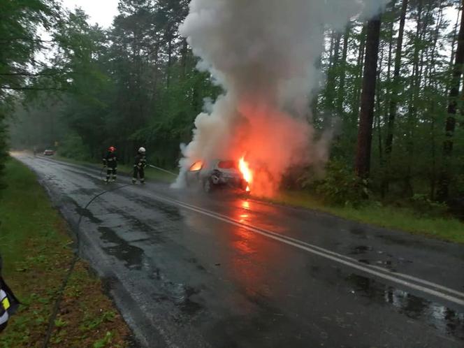 Groza na DW koło Bydgoszczy! Auto stanęło w płomieniach