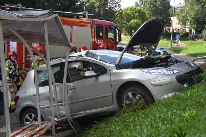 Niebezpieczne zdarzenie w Gostyniu. Samochód staranował latarnię i przystanek autobusowy