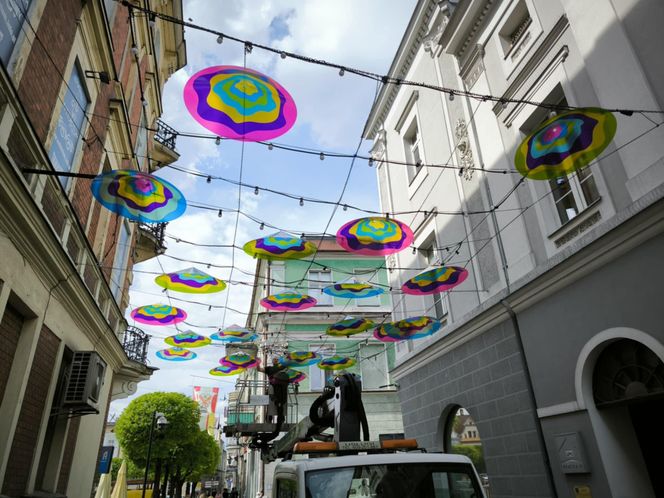 Nowe ozdoby nad ulicami w centrum Leszna 