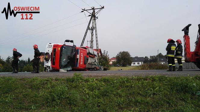 Poważny wypadek z udziałem wozu strażackiego na DK44 w gminie Oświęcim [ZDJĘCIA]