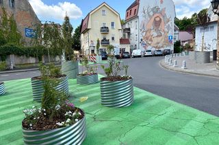 Nowy plac miejski powstał na niby, w ramach testu. Pomalowali asfalt na zielono i postawili tymczasowe donice