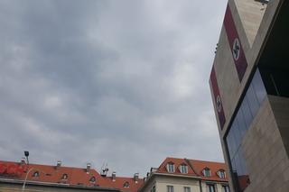 Te flagi na Teatrze Capitol wzbudzają sporo kontrowersji. Nawiązanie do symboliki nazistowskiej to nie przypadek [AUDIO]
