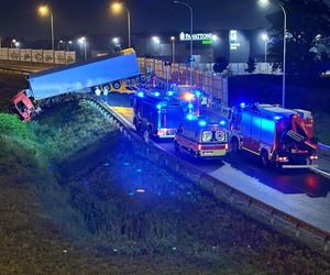Ciężarówka runęła z nasypu na węźle pod Warszawą