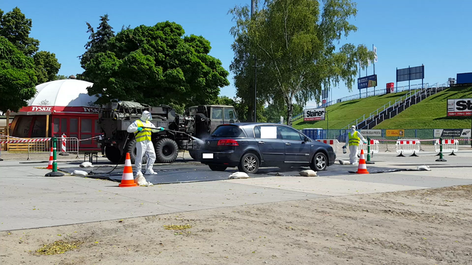 Drive-thru w Lesznie. Na darmowe badania zapisało się ponad 500 osób