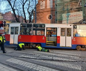 To mogło skończyć się tragedią w centrum Bydgoszczy. Wykoleił się tramwaj, którym podróżowało 50 pasażerów