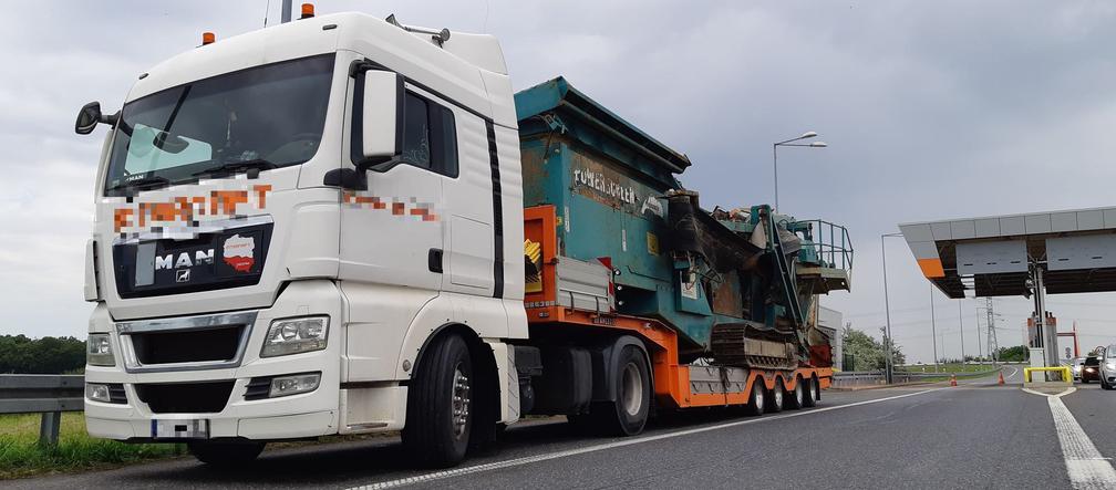 Za szeroki i za długi transport uszkodził punkt poboru opłat na A4